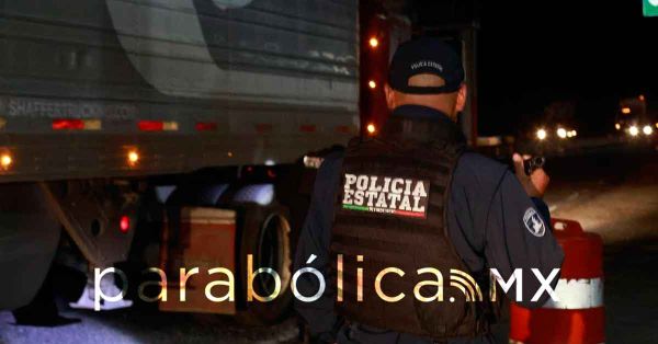 Indagan participación de Policía estatal en robo a transporte de carga en Puebla