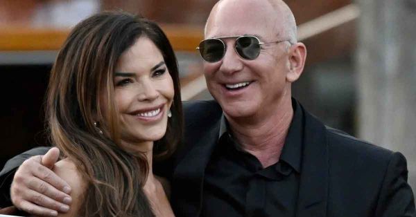 Termina boda de Jeff Bezos entre protestas y baile de m&aacute;scaras