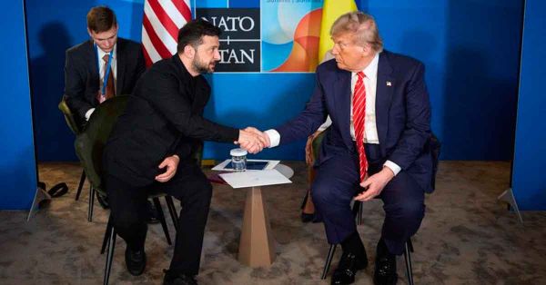 Viven otro inc&oacute;modo encuentro Trump y Zelenski