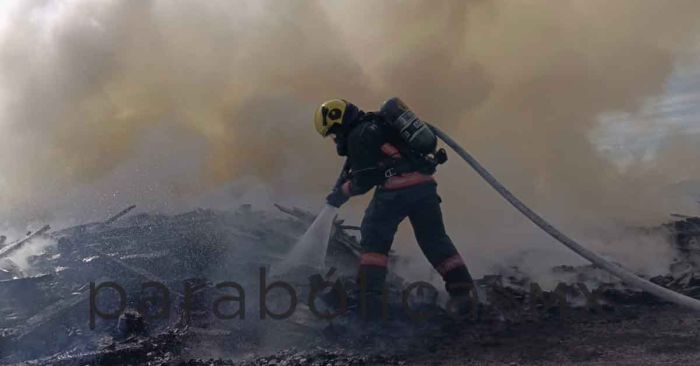 Se incendian tarimas en terreno de colonia Riveras de Aparicio