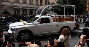 Trasladan restos mortales del Papa Francisco en un veh&iacute;culo que fue un regalo de M&eacute;xico