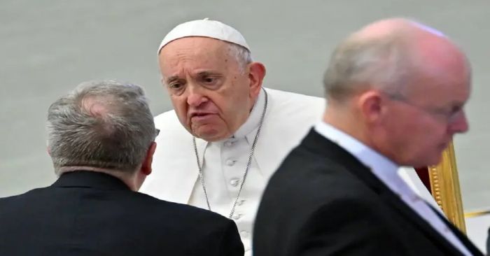 Permanece &quot;estable&quot; el Papa Francisco pero aún requiere terapia en el hospital