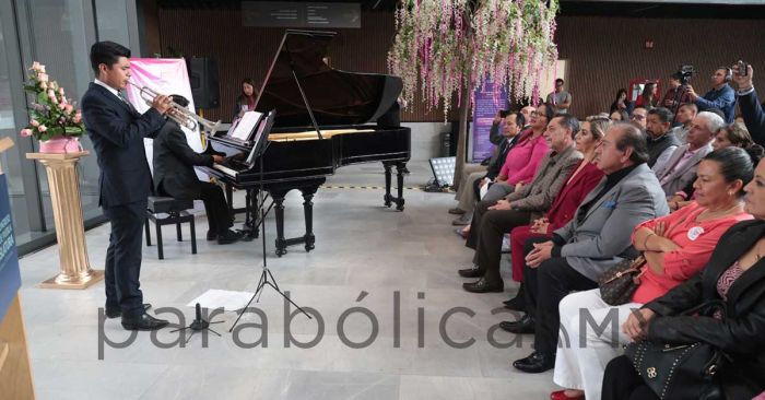 Ilumina Congreso &aacute;rbol de color rosa como s&iacute;mbolo de esperanza y prevenci&oacute;n contra el c&aacute;ncer de mama