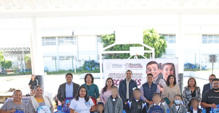 Avanzan Omar Muñoz y Tere Alfaro la entrega de kits escolares