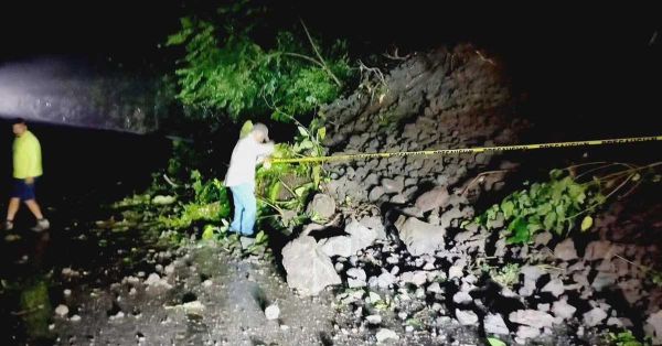 Reportan deslizamiento de tierra en carretera de Zihuateutla