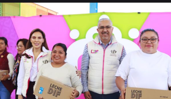 Entrega DIF Puebla Capital desayunos escolares fríos en jardín de niños