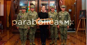 Reconoce Sheinbaum a mujeres militares que elaboración la Banda Presidencial