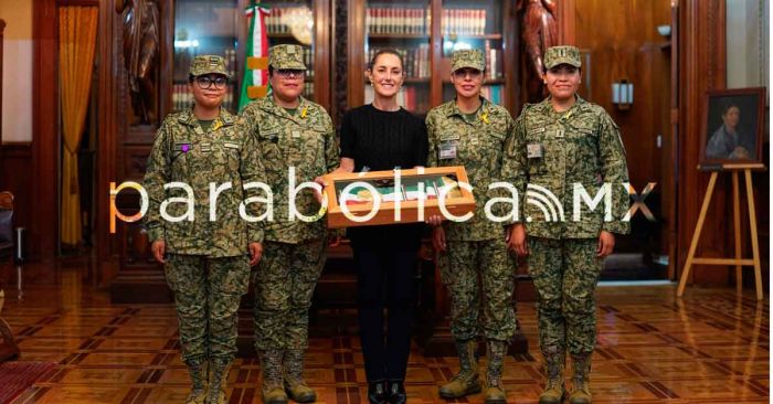 Reconoce Sheinbaum a mujeres militares que elaboraci&oacute;n la Banda Presidencial