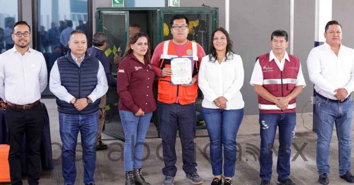 Entrega Lupita Cuautle equipamiento a bomberos y paramédicos de San Andrés Cholula