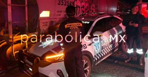 Embiste tren a patrulla de la Policía Auxiliar en Puebla capital