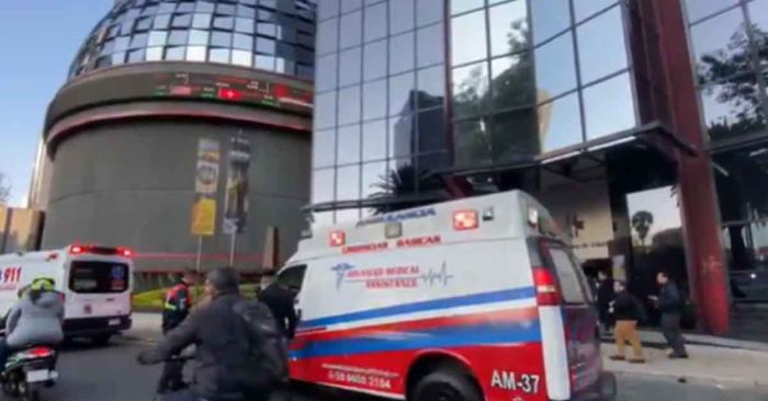 Cae hombre del edificio de la Bolsa Mexicana de Valores