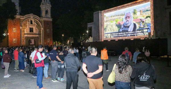 Disfrutan poblanos de la proyecci&oacute;n "La &Uacute;ltima Cena: El Cuadro Viviente"