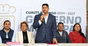 Entregan Omar Muñoz y Tere Alfaro desayunos fríos a escuelas