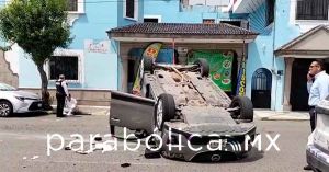 Reportan una aparatosa volcadura en el Barrio de Santiago