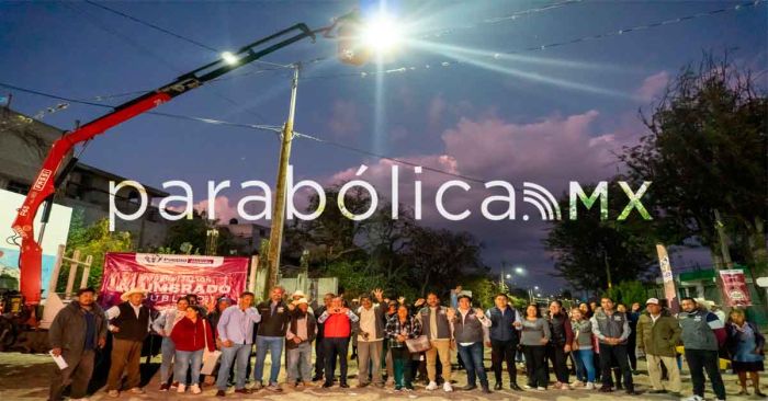 Moderniza ayuntamiento de Puebla luminarias con tecnología LED en Azumiatla