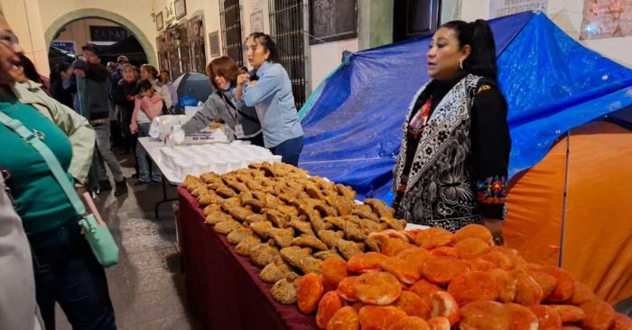 Entregan alimentos a participantes en el milenario Trueque de San Pedro Cholula