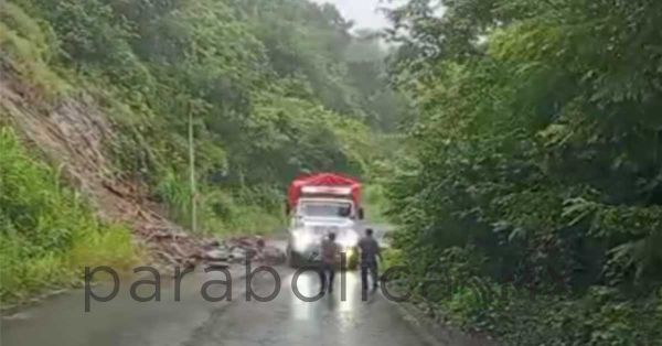 Deslave en carretera que conecta a Tlacuilotepec