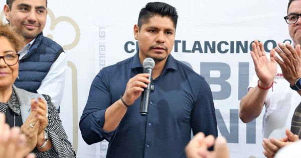 Entregan Omar Muñoz y Tere Alfaro insumos alimentarios a escuelas