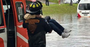 Rescata PC municipal a conductores varados en encharcamientos por lluvias