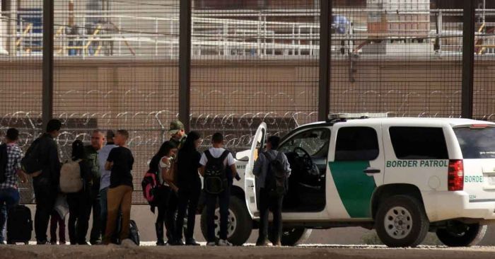 Arrestan a 646 migrantes con cargos criminales en Houston, Texas