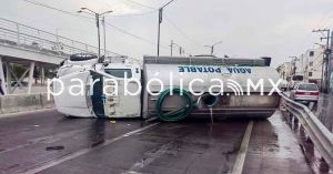 Vuelca pipa de agua en el Periférico
