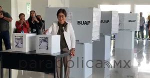 Acude Lilia Cedillo a votar en elección a rectoría BUAP