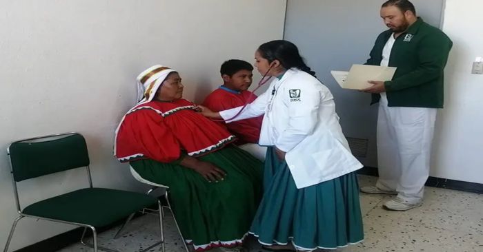 Captan a doctora rarámuri atendiendo a pacientes del IMSS-Bienestar en su lengua natal