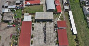 Construye Omar Muñoz arco techos en bachilleratos de Almecatla