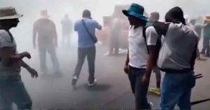 Sigue paro de la CNTE; chocan con policías frente a Segob