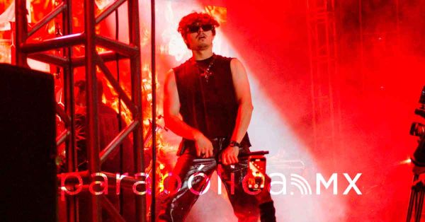 Revienta Gabito Ballesteros el Teatro del Pueblo de la Feria de Zacatlán