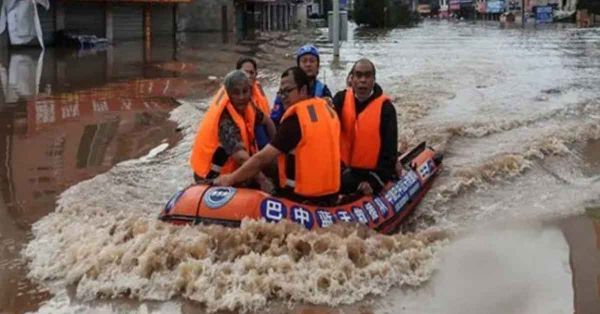 Evac&uacute;an a 80 mil personas por inundaciones en China