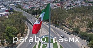 Exigen respeto a México en el Día de la Bandera