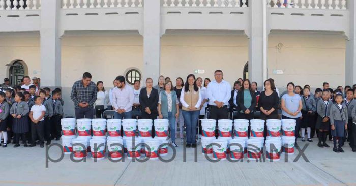 Entrega Ariadna Ayala rehabilitación en escuela de Atlixco