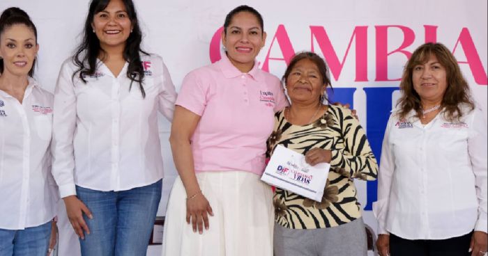 Entrega Lupita Cuautle aparatos auditivos