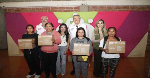 Entregan MariElise y Pepe Chedraui despensas en San Francisco Clavijero