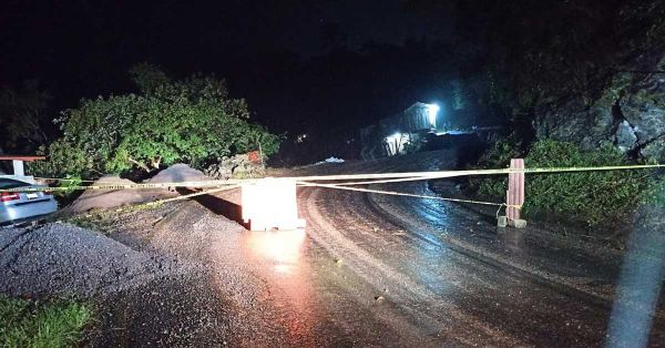 Continúa cerrada la carretera en Eloxochitlán tras derrumbe