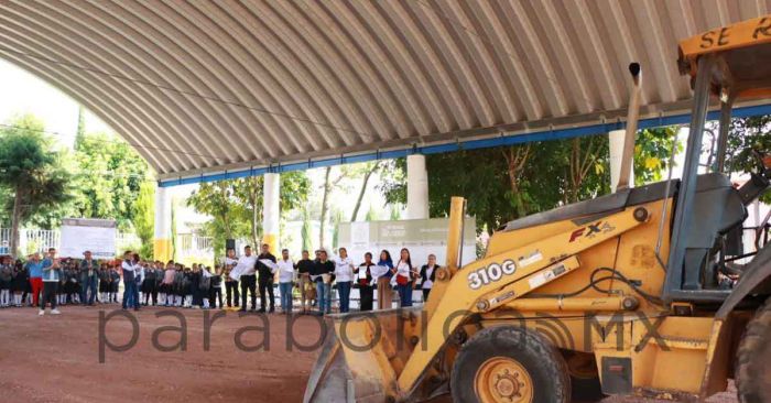 Arranca rehabilitaci&oacute;n de cancha deportiva en primaria de Atlixco