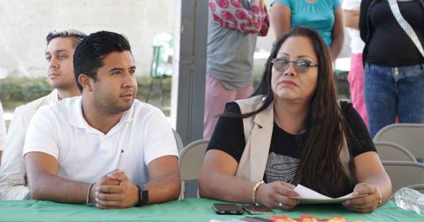 Entrega Gabriela Chumacero apoyos del Programa de Obra Comunitaria