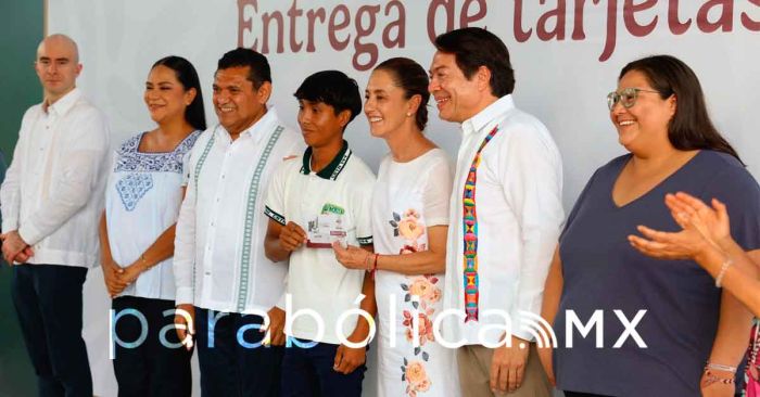 Entrega Sheinbaum tarjetas de Beca Benito Ju&aacute;rez a j&oacute;venes de Tabasco