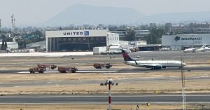 Suspenden operaciones por m&aacute;s de una hora en el AICM