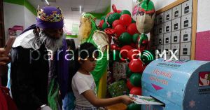 Envían niñas y niños poblanos cartas a los Reyes Magos por correo