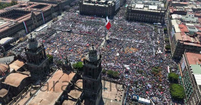 Se reúne Sheinbaum con 350 mil mexicanos en Zócalo de la CDMX