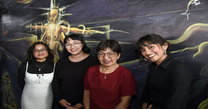 Realizan estudiantes de Artes mural en la Facultad de Psicología por sus 60 años