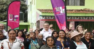 Entrega Pepe Chedraui apoyos alimentarios en Azumiatla
