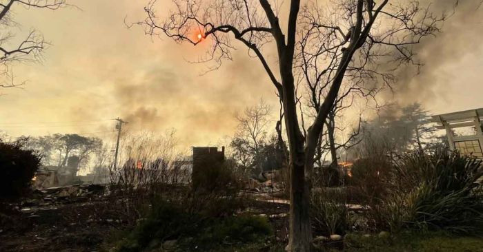 Evacúan a más de 100 mil personas en Los Ángeles por incendios