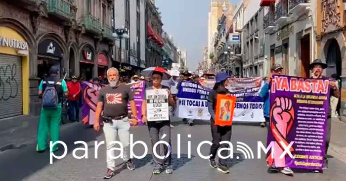 Se manifiestan veterinarios en las calles de Puebla