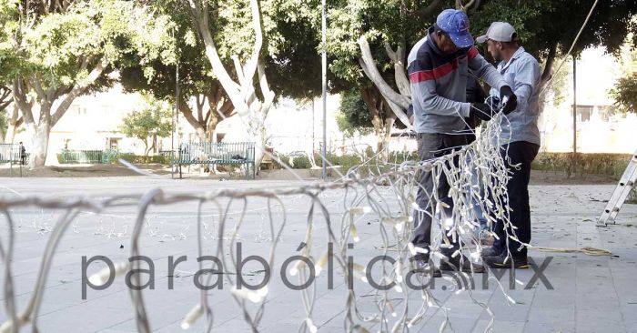 Instalan adornos navide&ntilde;os en Puebla y San Andr&eacute;s Cholula