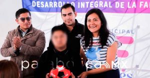 Entrega DIF de San Andrés Cholula juguetes a niñas y niños con discapacidad