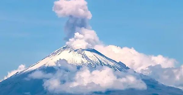 Inicia la semana el Popocat&eacute;petl con fumarola