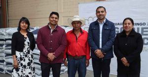Entrega Omar Muñoz fertilizante a productores de San Lorenzo Almecatla
